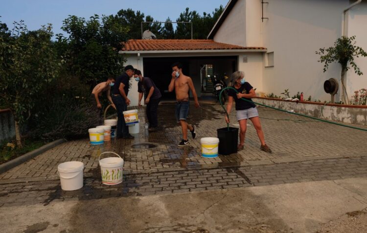 População ajuda a combater incêndio na Maceira (com vídeo)