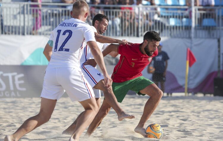 Portugal lidera Liga Europeia de futebol de praia na Nazaré