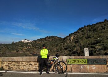 Percorre costa a pedalar e desafia população a acompanhá-lo