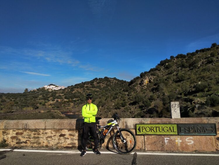 Percorre costa a pedalar e desafia população a acompanhá-lo