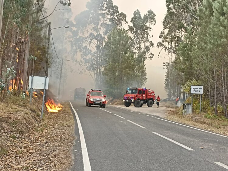 Aldeia do Lavradio cercada pelo fogo em Ourém