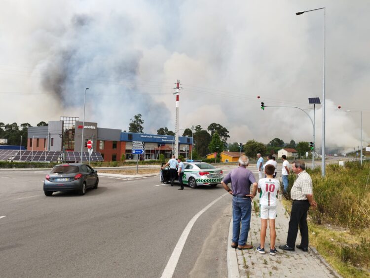 Incêndios voltam a cortar IC2 entre Leiria e Pombal