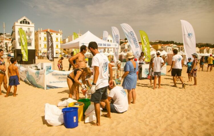 Amar o Mar envolveu 226 pessoas na limpeza da Praia da Nazaré
