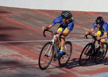 Ciclista cede bicicleta para ajudar colega de equipa