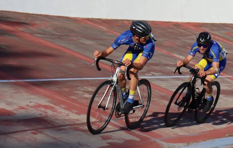 Ciclista cede bicicleta para ajudar colega de equipa