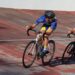Ciclista cede bicicleta para ajudar colega de equipa