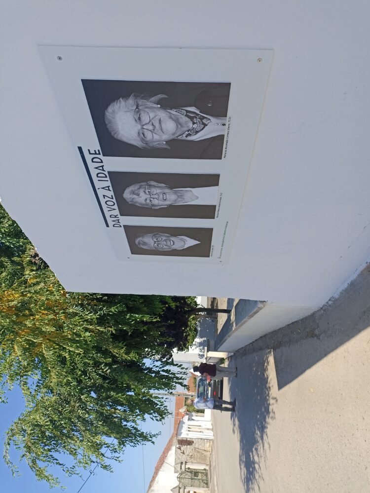 Alqueidão da Serra “dá voz à idade” com fotografias de idosos nas ruas