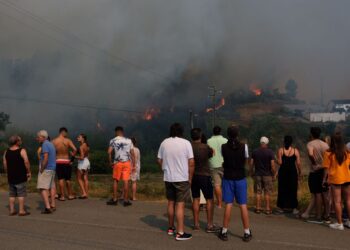 Fogo em Espite ameaça casas