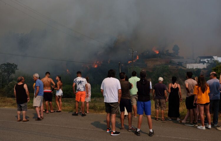 Fogo em Espite ameaça casas