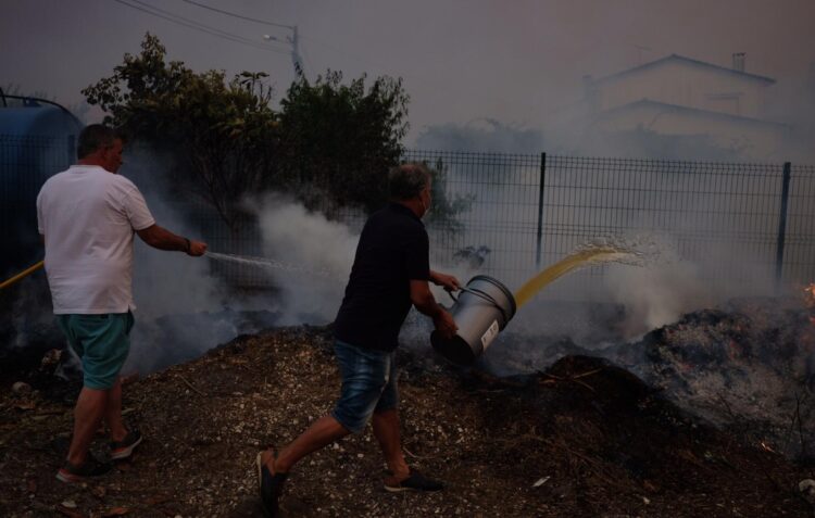 População recorre a baldes e mangueiras para proteger bens em Ourém