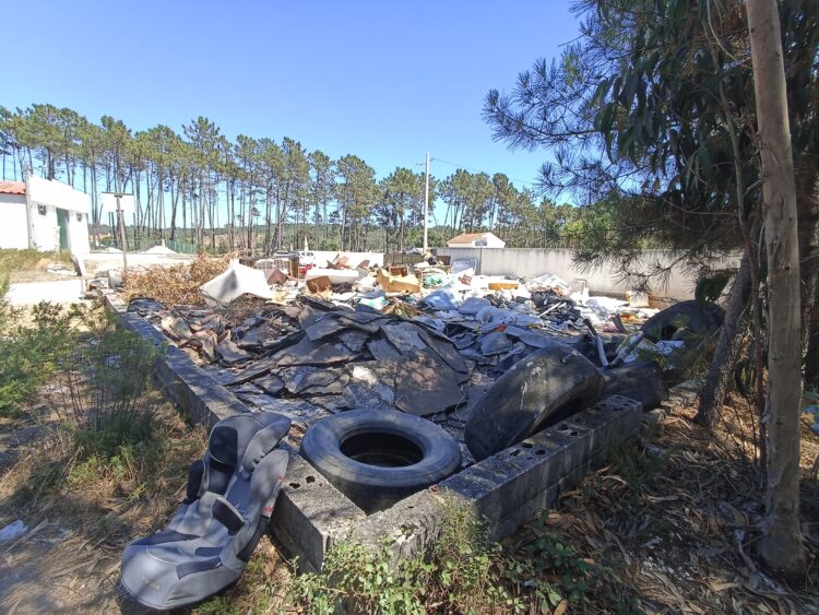 Lixeira na zona industrial da Ortigosa assusta população
