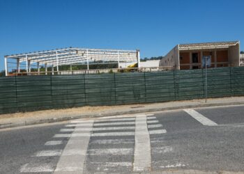 “Pequeno” atraso nas obras do centro escolar de Marrazes