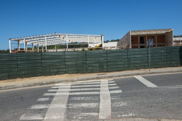 “Pequeno” atraso nas obras do centro escolar de Marrazes