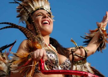 Festa Silenciosa e Carnaval de Verão submergem praia do Pedrógão com dança e “folia”