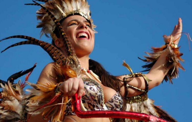Festa Silenciosa e Carnaval de Verão submergem praia do Pedrógão com dança e “folia”