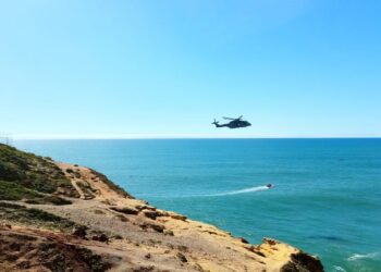 Buscas por homem desaparecido na Praia do Norte, na Nazaré