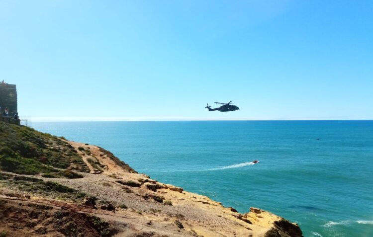 Buscas por homem desaparecido na Praia do Norte, na Nazaré