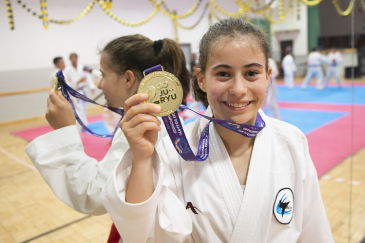 Diana Santos e Vanda Alves são campeãs mundiais de karaté