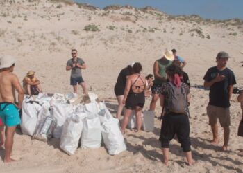 Acção de limpeza na praia do Vale Furado a 18 de Setembro