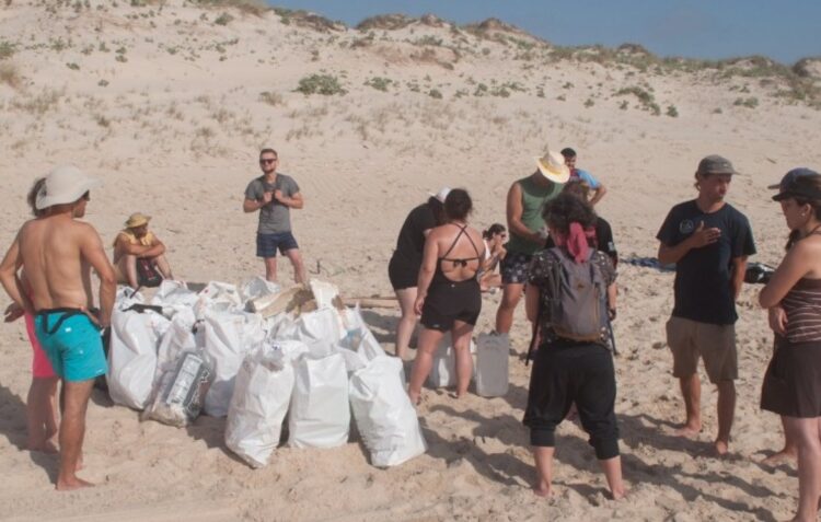 Acção de limpeza na praia do Vale Furado a 18 de Setembro