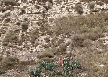 Turista resgatado em arriba da Nazaré após queda em voo livre
