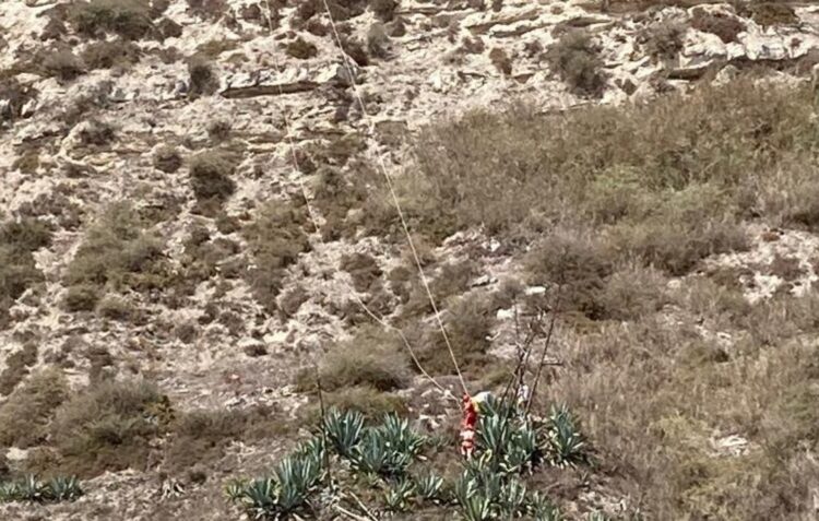 Turista resgatado em arriba da Nazaré após queda em voo livre