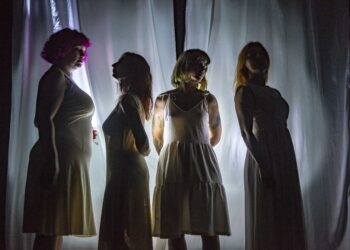Noite. Quatro mulheres à beira de um ataque de nervos no palco d’O Nariz