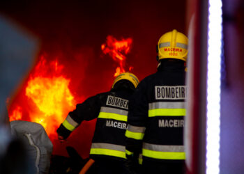 Incêndio deflagra em armazém de empresa de reciclagem na Maceira (Actualizada)