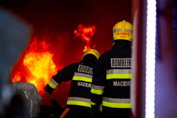 Incêndio deflagra em armazém de empresa de reciclagem na Maceira (Actualizada)