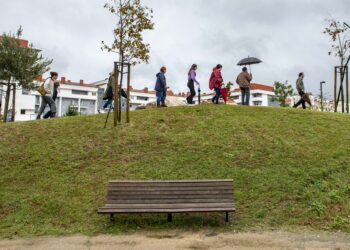 Jardim da Almuinha com linha vermelha entre o paraíso e a cidade de Leiria