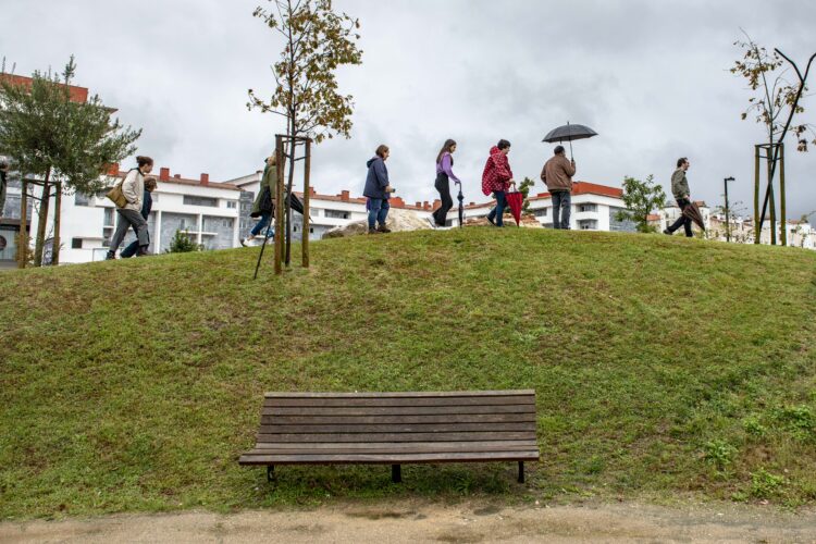 Jardim da Almuinha com linha vermelha entre o paraíso e a cidade de Leiria