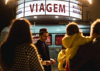 Teatro numa carrinha de nove lugares e outras Manobras em palco