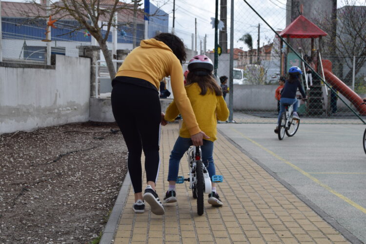 Meirinhas recolhe bicicletas, trotinetas e triciclos para crianças do centro escolar da freguesia