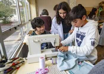 Alunos da Caranguejeira fazem vestidos para meninas carenciadas