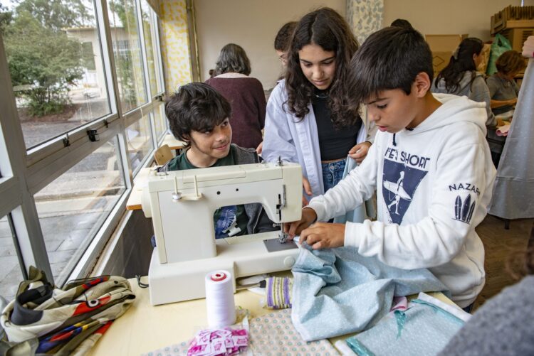 Alunos da Caranguejeira fazem vestidos para meninas carenciadas