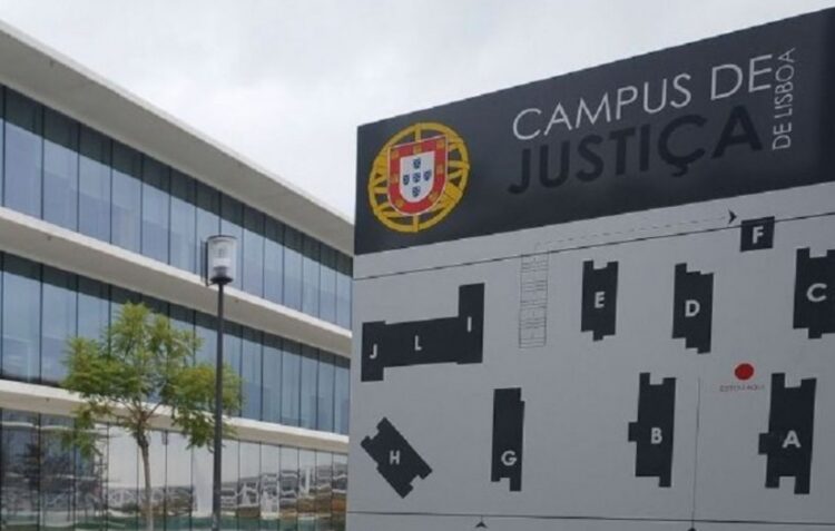 Defesa alega que jovem acusado de terrorismo “vivia num mundo virtual”