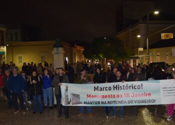 Chuva não demove manifestantes, que continuam a lutar pela estátua na rotunda