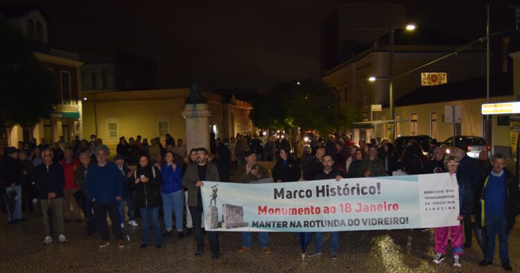 Chuva não demove manifestantes, que continuam a lutar pela estátua na rotunda