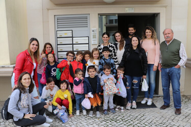 “Ó tia, dá bolinho?”: pequenos e graúdos cumprem tradição com doces, bolos e convívio