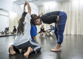No diálogo entre o barro e a dança, há histórias esculpidas em corpo vivo