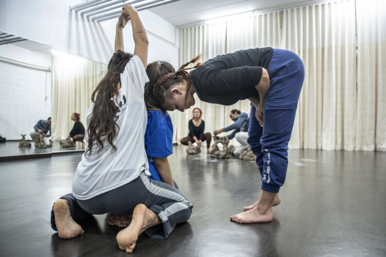 No diálogo entre o barro e a dança, há histórias esculpidas em corpo vivo