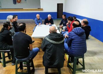 Praticantes de BTT levam mochilas carregadas de bens em acção de solidariedade no Natal