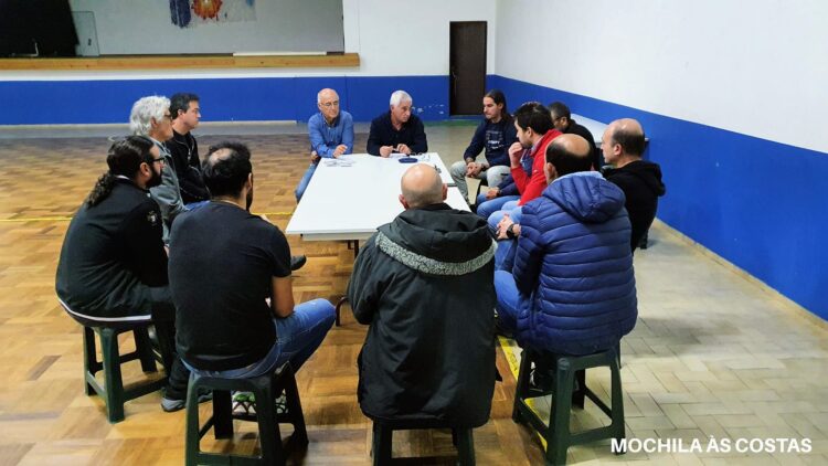 Praticantes de BTT levam mochilas carregadas de bens em acção de solidariedade no Natal