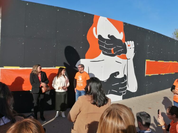 Mural pintado em Leiria alerta para o fim da violência contra mulheres