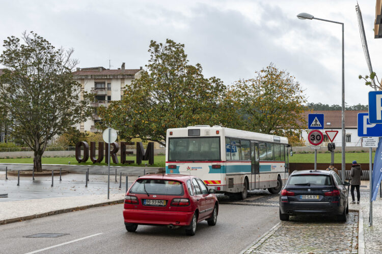 Pais de Ourém contestam horários dos transportes escolares