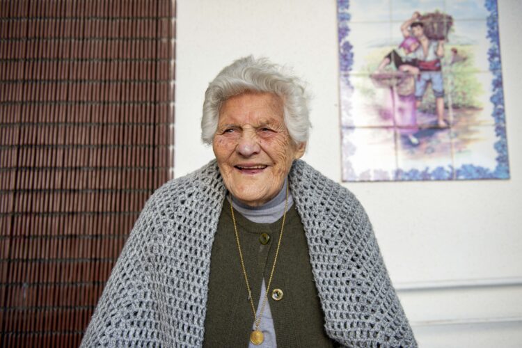 Ti Irene estreia-se no teatro aos 98 anos numa peça do Apollo