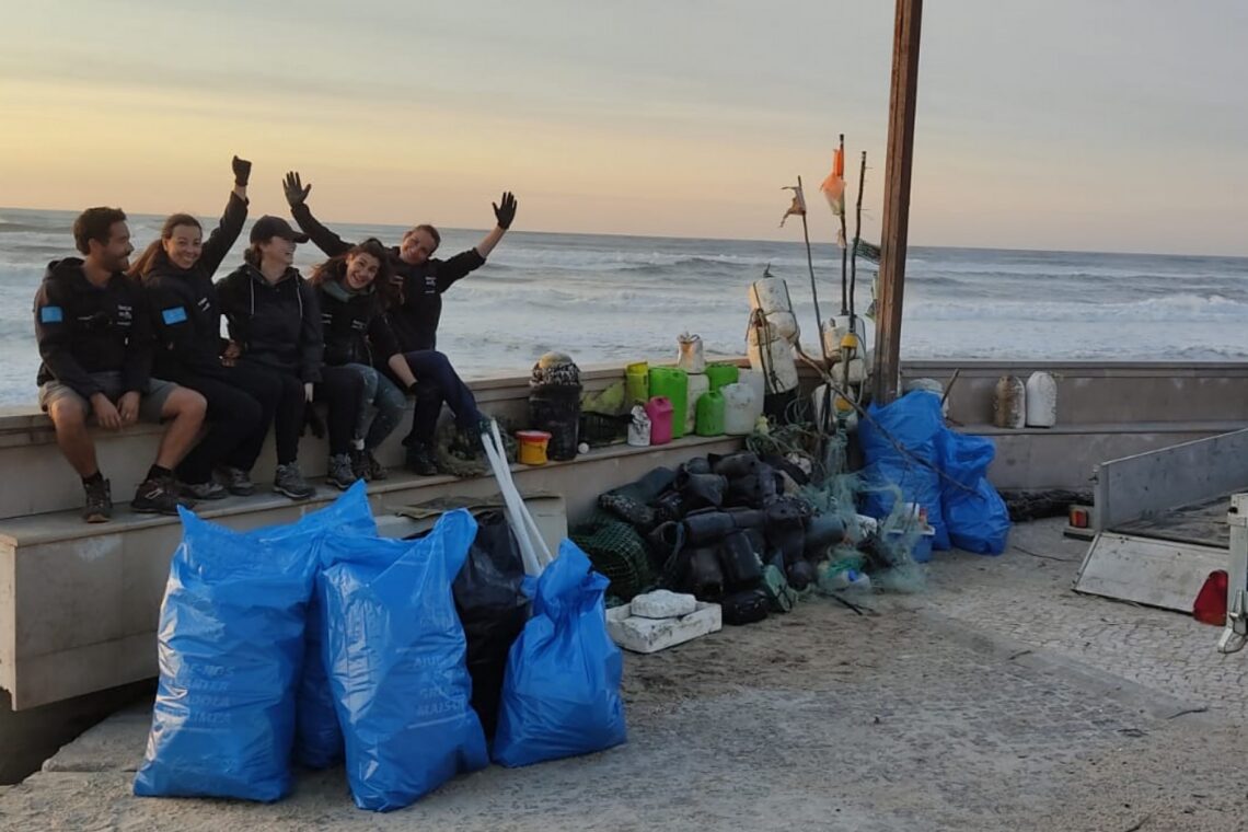 Voluntários da Brigada do Mar limpam praia entre São Pedro e a Figueira da Foz