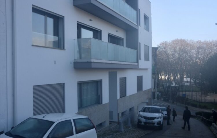 Moradores regressam a casa condicionados à utilização das traseiras de edifício em Leiria
