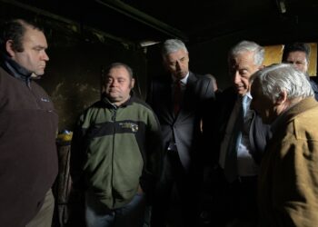 Chamas destruíram casa em Ourém e Marcelo Rebelo de Sousa conforta patriarca com 80 anos