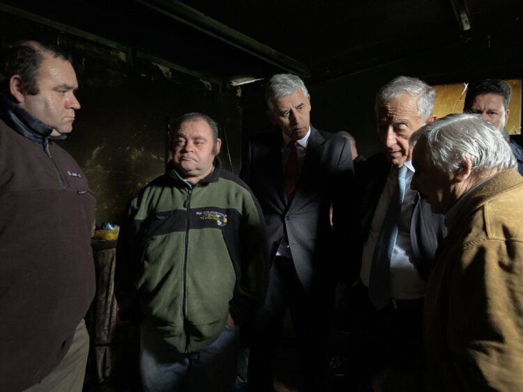 Chamas destruíram casa em Ourém e Marcelo Rebelo de Sousa conforta patriarca com 80 anos
